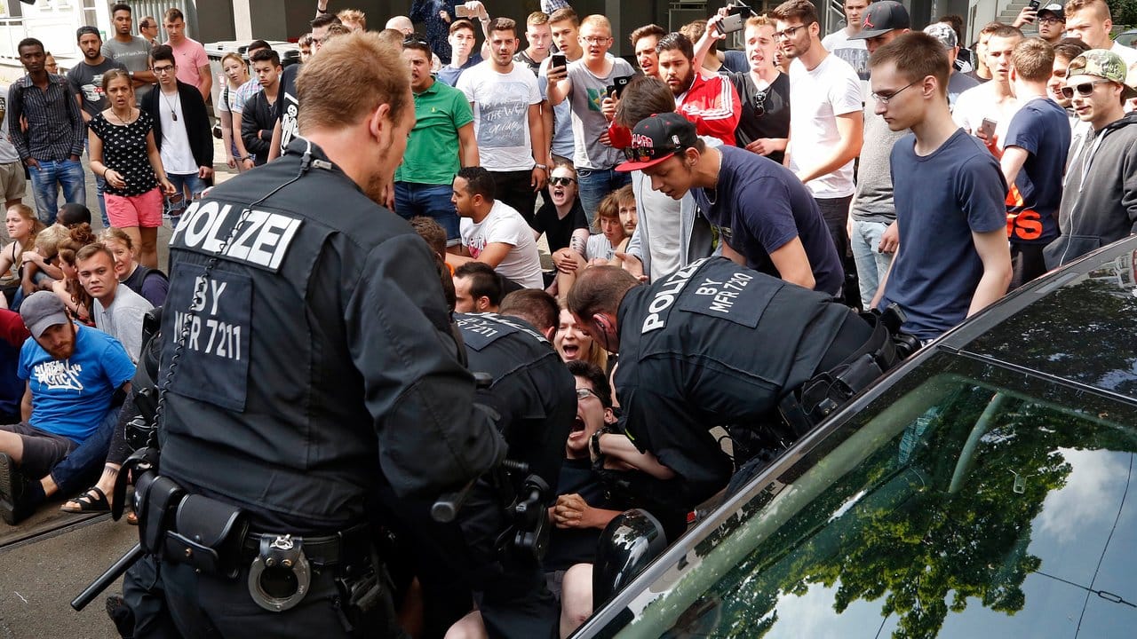 Die Polizei geht gegen Schüler vor, die mit einer Sitzblockade und Demonstration die Abschiebung eines 20 Jahre alten Berufsschülers in sein Herkunftsland Afghanistan verhindern wollen. Die Polizei geht gegen Schüler vor, die mit einer Sitzblockade und Demonstration die Abschiebung eines 20 Jahre alten Berufsschülers in sein Herkunftsland Afghanistan verhindern wollen.