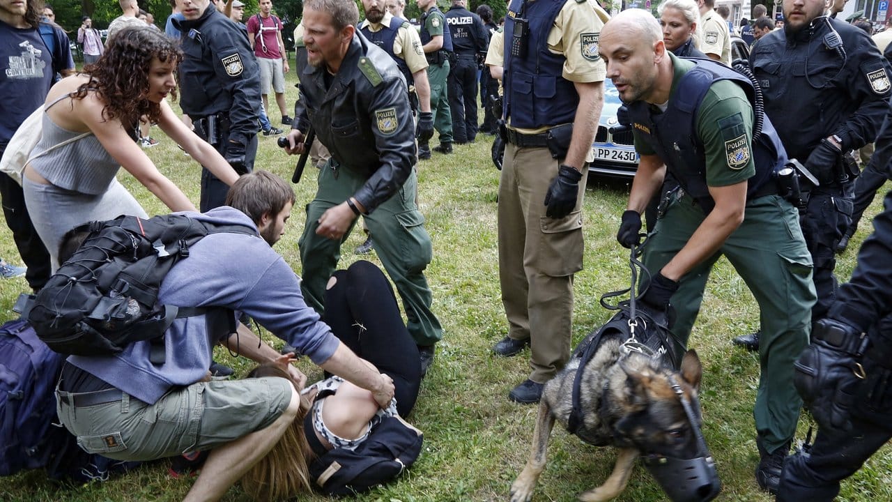 Die Polizei setzte Schlagstöcke, Pfefferspray und einen Hund gegen die Demonstration der Schüler ein. Die Polizei setzte Schlagstöcke, Pfefferspray und einen Hund gegen die Demonstration der Schüler ein.