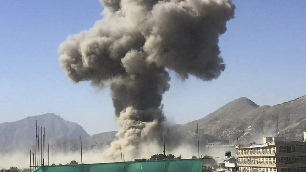 Eine riesige Rauchwolke steht nach der Explosion nahe der deutschen Botschaft über Kabul.
