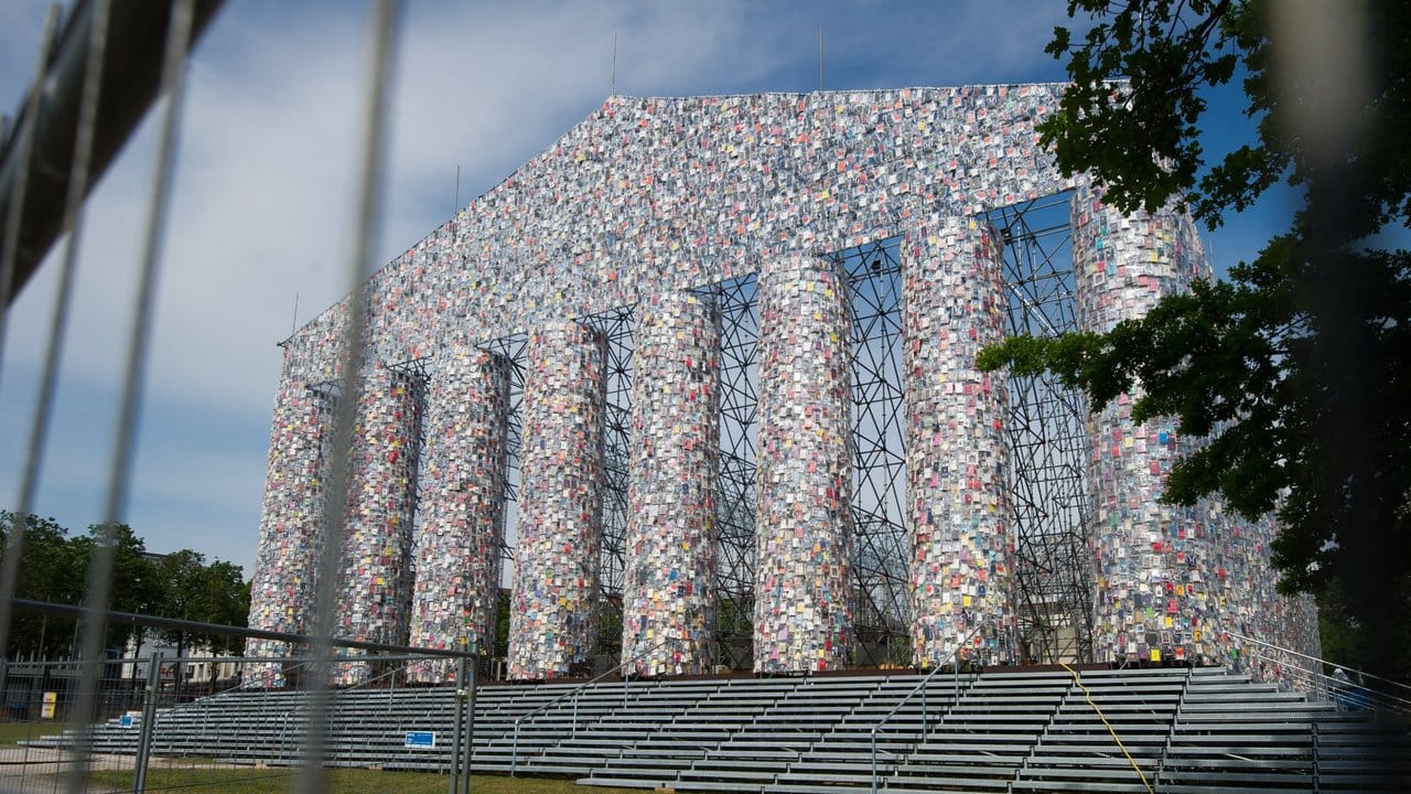 In Plastik eingehüllte Bücher: Der Nachbau des Parthenon-Tempels der argentinischen Künstlerin Marta Minujin gehört zu den größten Projekten der documenta.