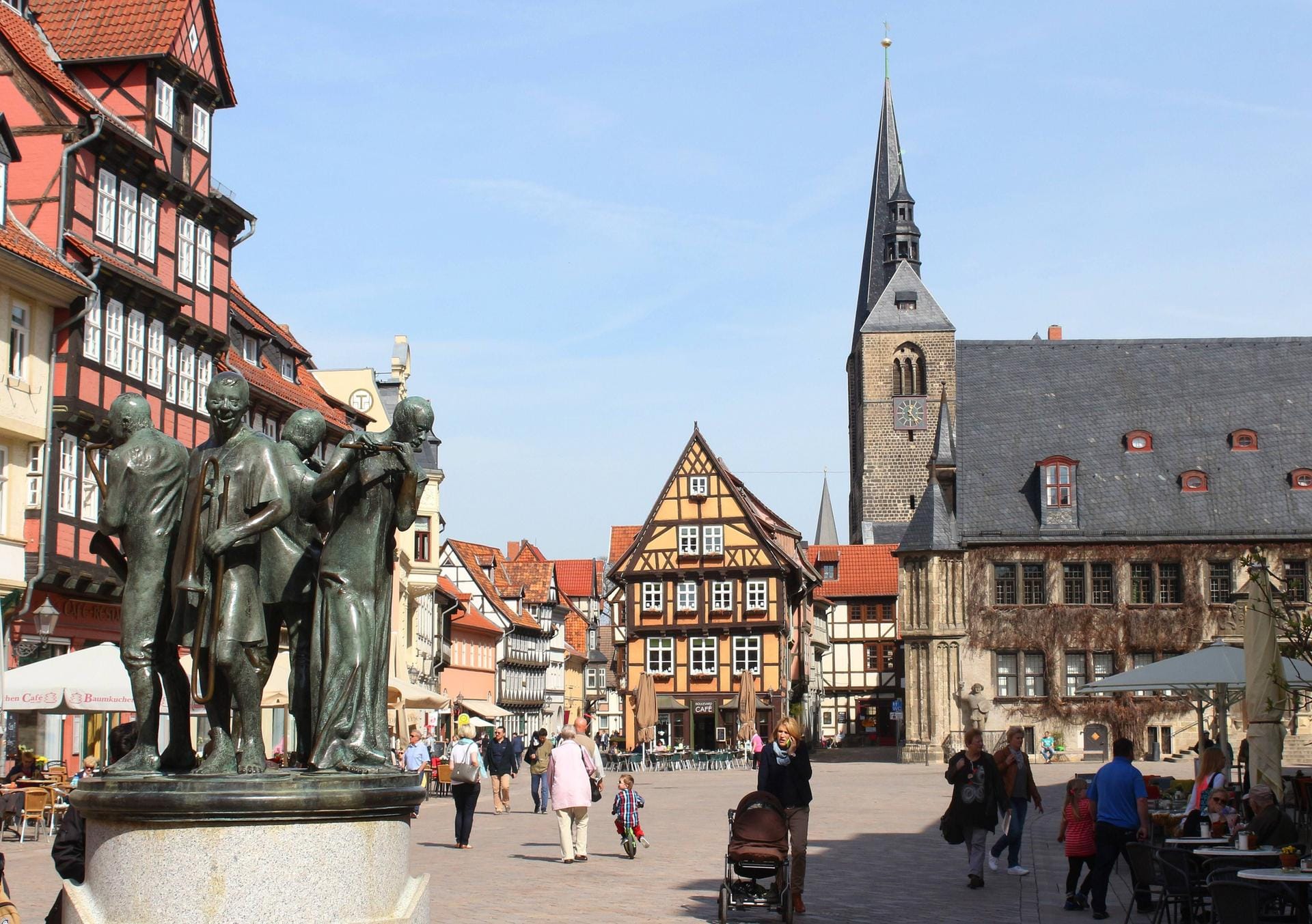 Der Quedlinburger Marktplatz mit den denkmalgeschützten Fachwerkhäusern und der Kirche St. Blasii.