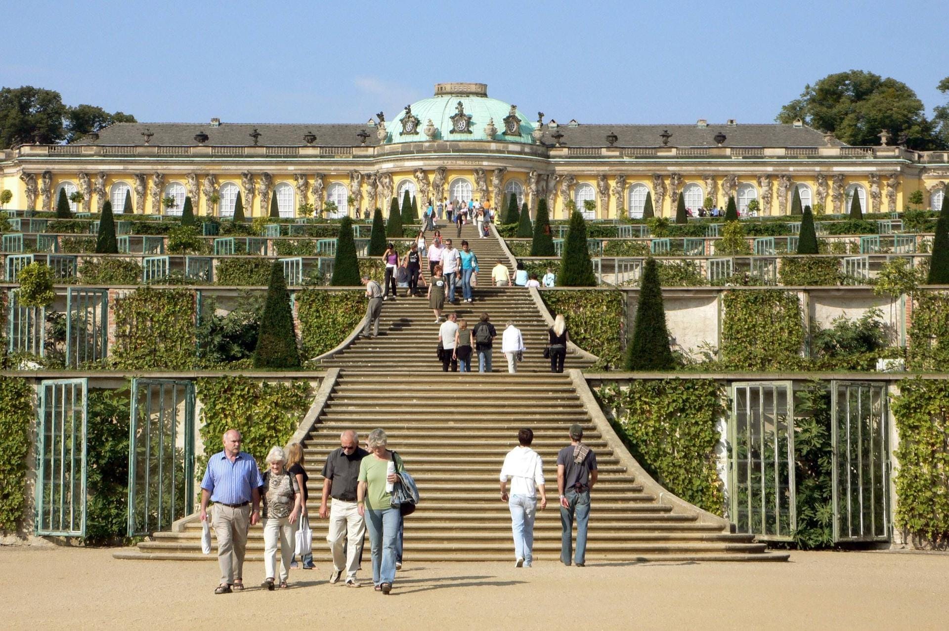 Schloss Sanssouci mit den Weinbergterrassen in Potsdam.