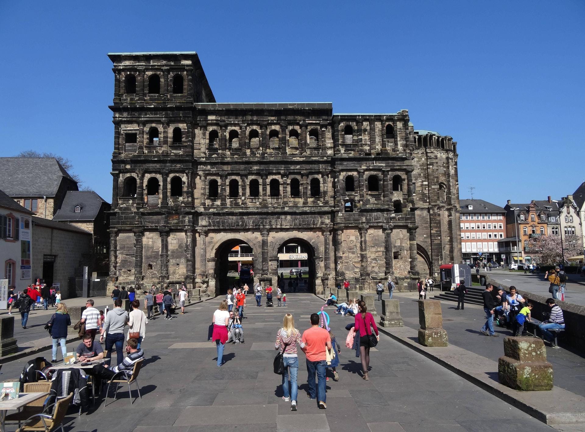Die Porta Nigra ist das älteste erhaltene römische Stadttor auf deutschem Boden Porta Nigra Schwar