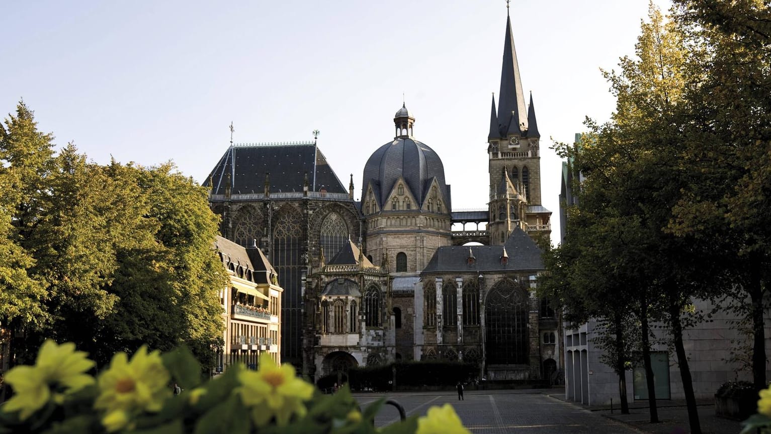 Der Kaiserdom mit Domplatz in Aachen.