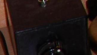 Dieses Objekt stand auf einem Nachttisch. Was könnte es sein?