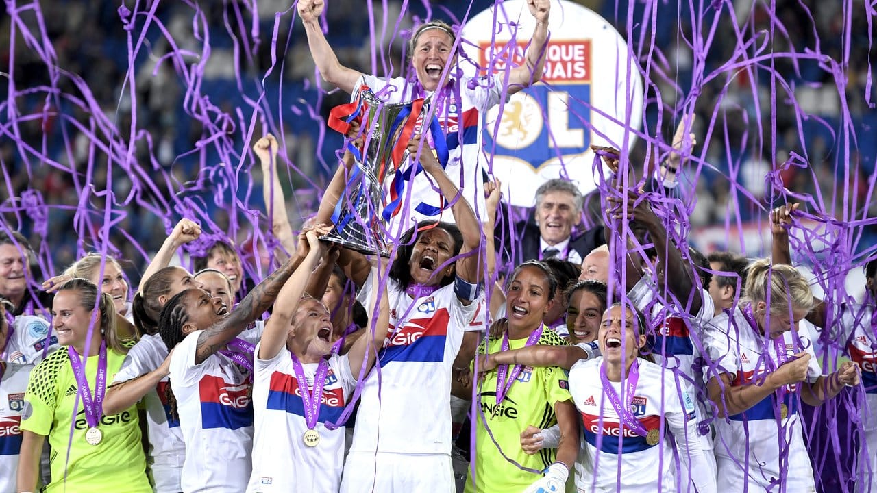 Die Mannschaft von Olympique Lyon jubelt nach dem Gewinn der Champions League.