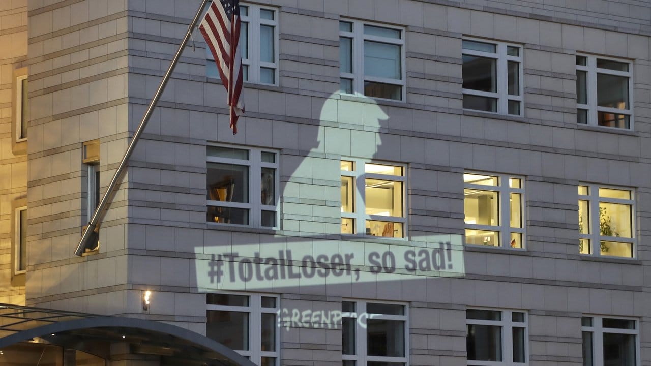 "#TotalLoser, so sad!" ("Totaler Verlierer, so traurig") - Greenpeace-Projektion an der Fassade der US-Botschaft in Berlin.