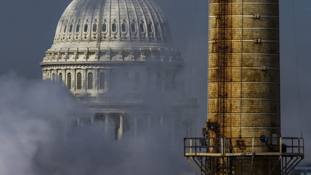 Die Kuppel des Kapitols in Washington ist hinter den Abgasen des Kapitol-Kohlekraftwerks zu sehen.