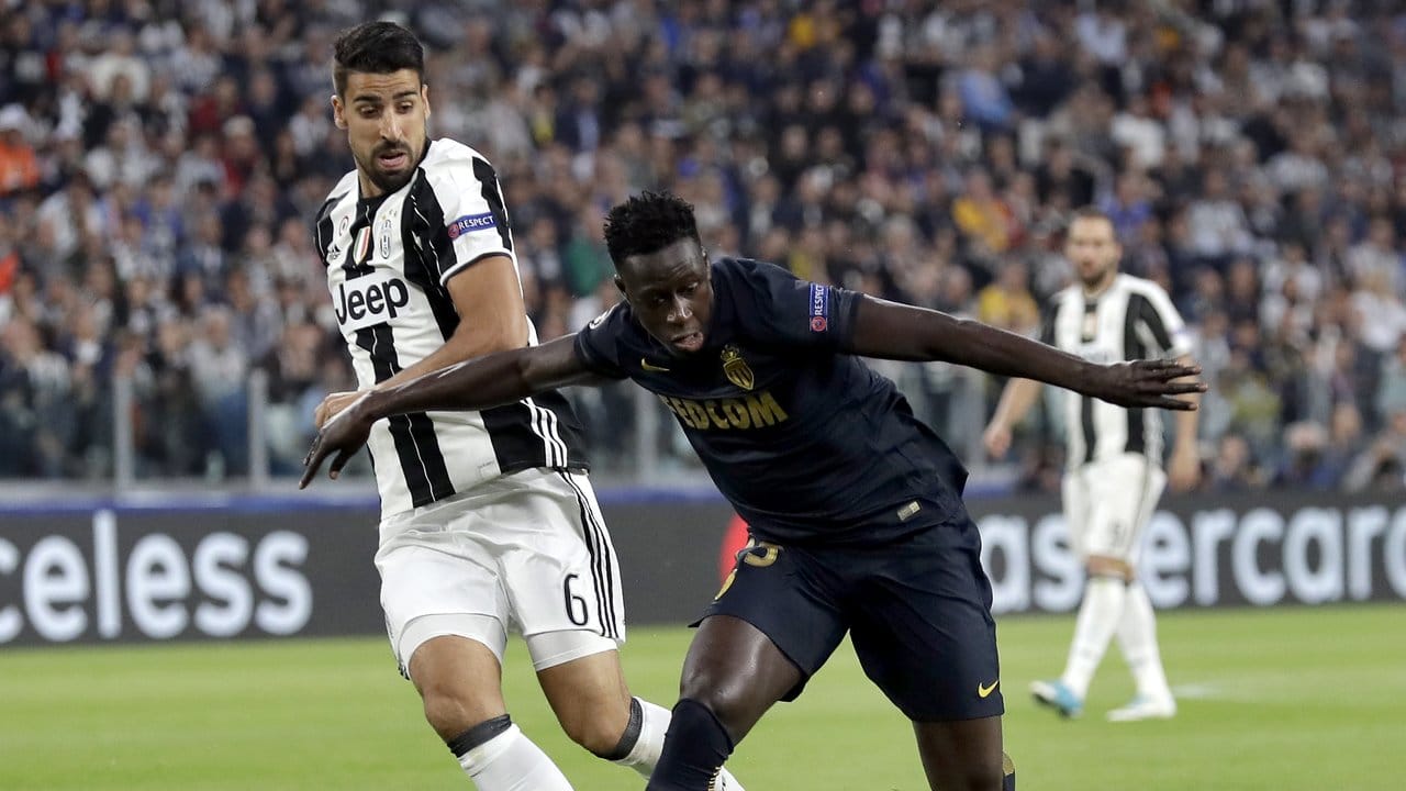 Sami Khedira (l) steht Juventus Turin nach seiner Verletzung im Finale zur Verfügung.