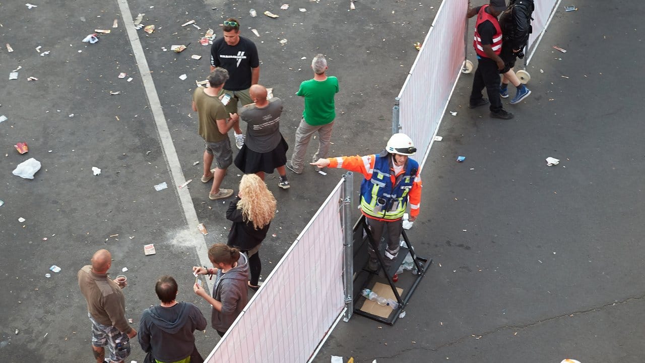 Festivalbesucher mussten nach der Terrorwarnung das Musikfestival Rock am Ring verlassen. Festivalbesucher mussten nach der Terrorwarnung das Musikfestival Rock am Ring verlassen.