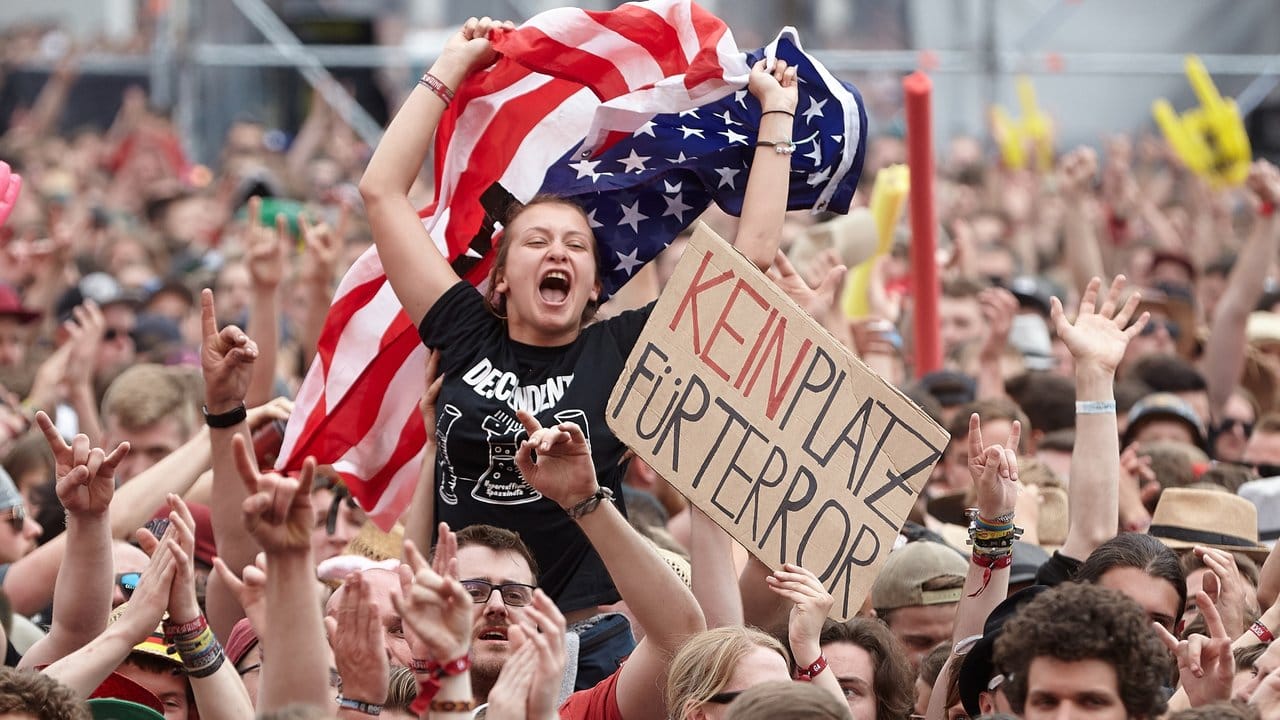 Während des Auftritts der US-amerikanischen Metal-Band "Five Finger Death Punch" zeigten Fans vor der Hauptbühne ein Schild mit der Aufschrift "Kein Platz für Terror". Während des Auftritts der US-amerikanischen Metal-Band "Five Finger Death Punch" zeigten Fans vor der Hauptbühne ein Schild mit der Aufschrift "Kein Platz für Terror".