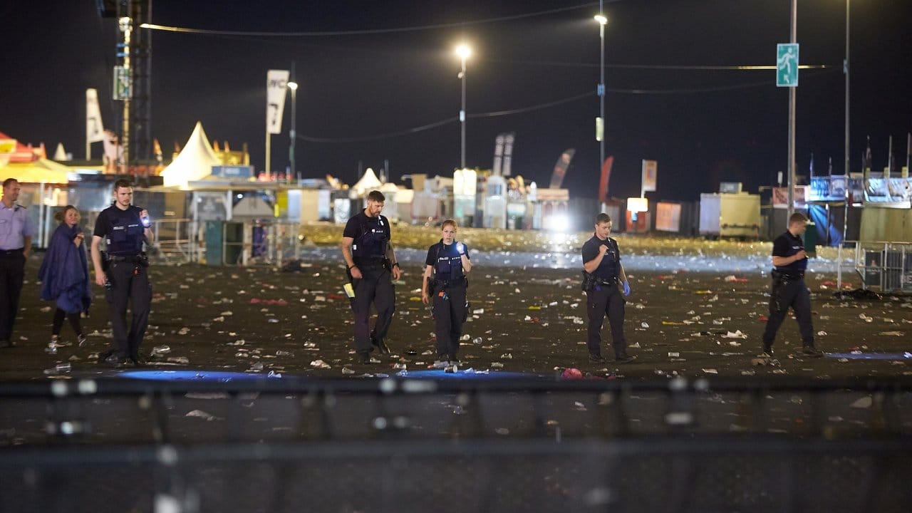 Polizeibeamte durchsuchen nach dem Festivalabbruch wegen Terrorgefahr das Veranstaltungsgelände. Polizeibeamte durchsuchen nach dem Festivalabbruch wegen Terrorgefahr das Veranstaltungsgelände.