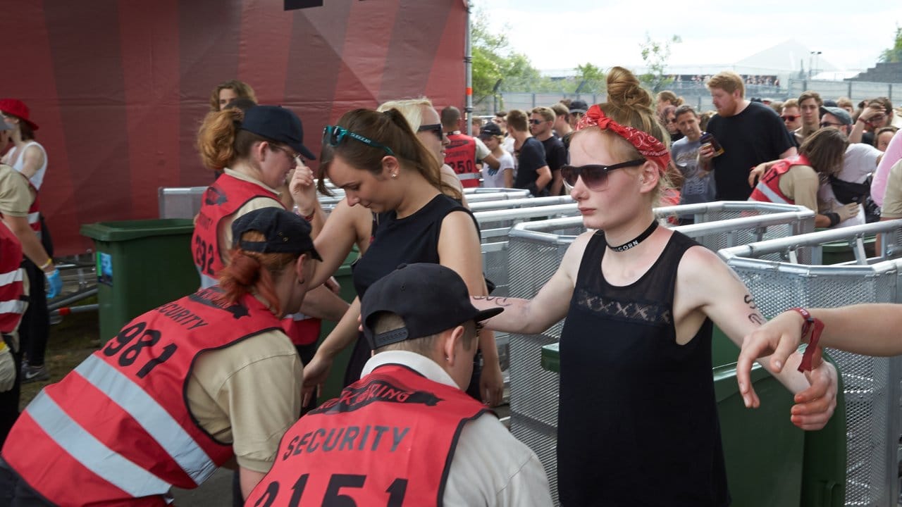Besucher des Samstagsprogramms des Musikfestivals "Rock am Ring" werden von Mitarbeitern des Sicherheitsdienstes durchsucht. Besucher des Samstagsprogramms des Musikfestivals "Rock am Ring" werden von Mitarbeitern des Sicherheitsdienstes durchsucht.