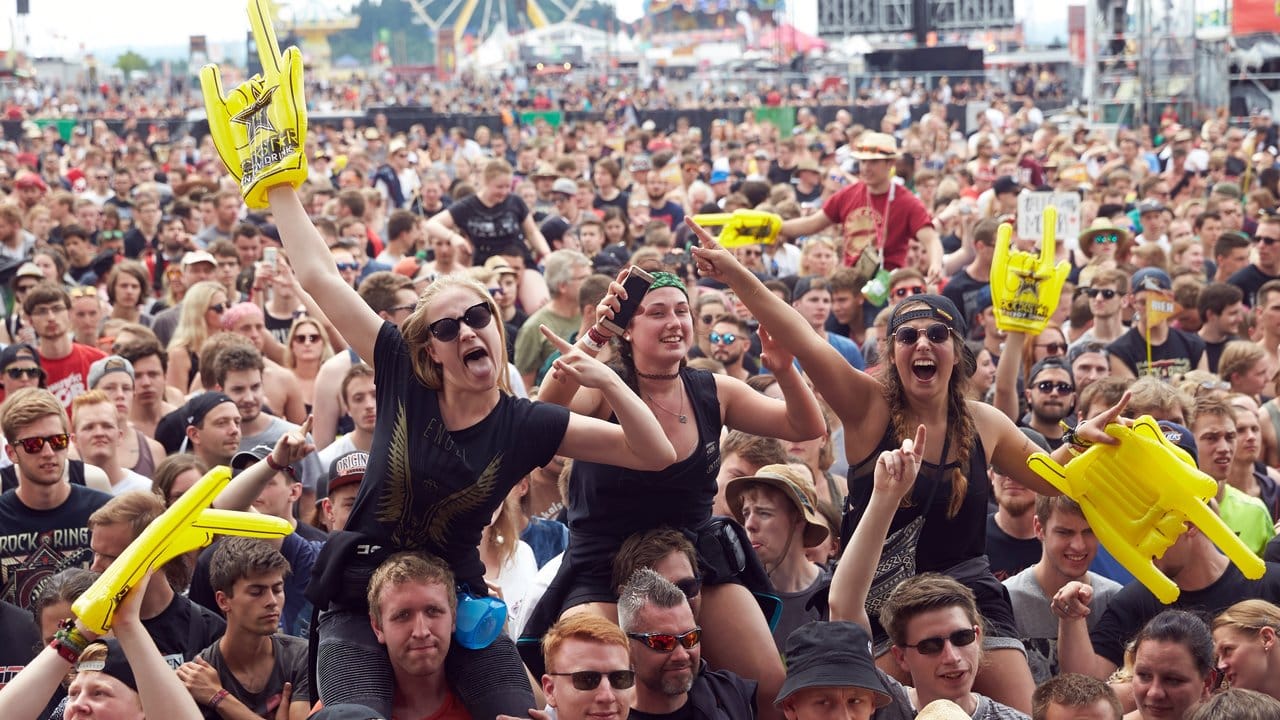 Festivalbesucher stehen beim Musikfestival "Rock am Ring" während des Auftritts der Band "Lower Than Atlantis" vor der Hauptbühne. Festivalbesucher stehen beim Musikfestival "Rock am Ring" während des Auftritts der Band "Lower Than Atlantis" vor der Hauptbühne.