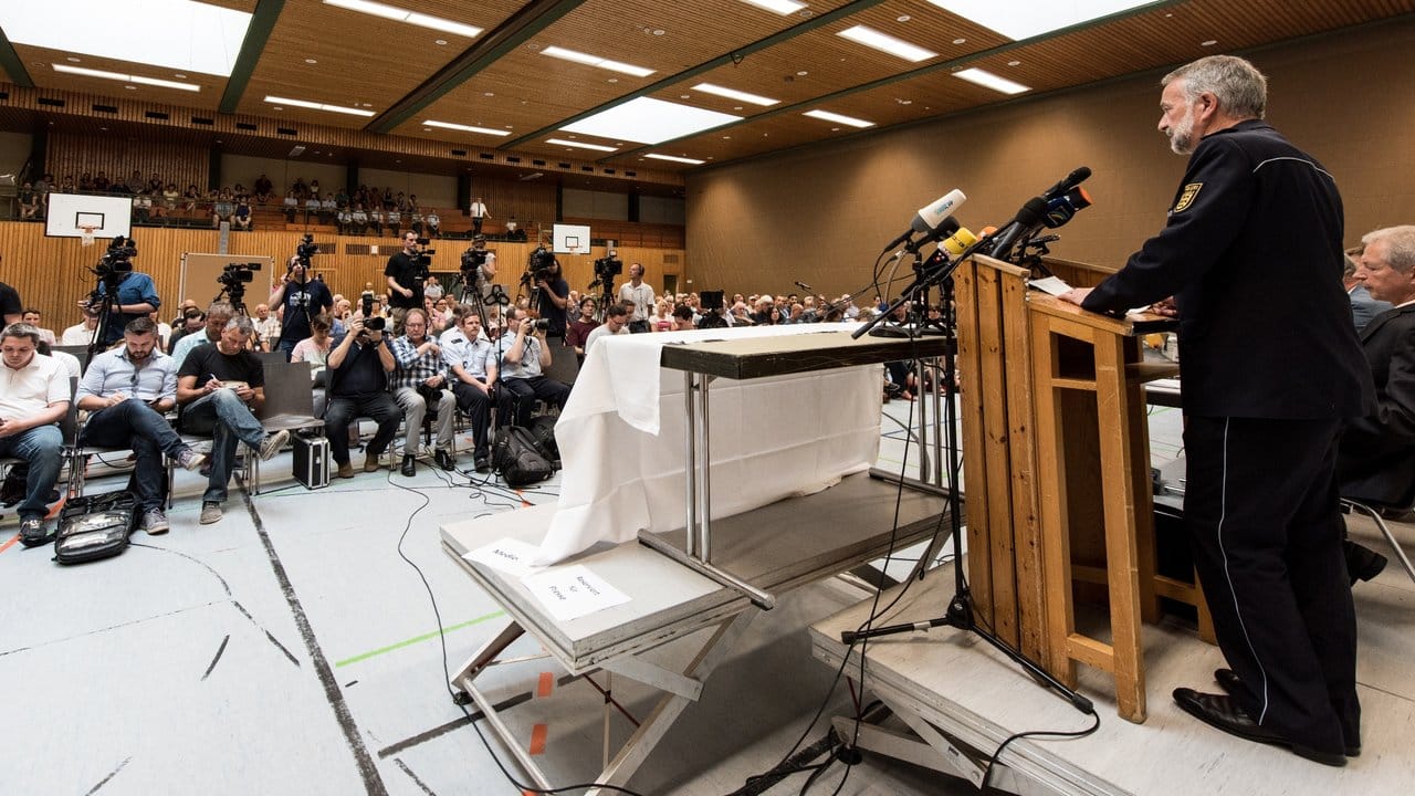 Bernhard Rotzinger, Polizeipräsident von Freiburg, beantwortet während einer Pressekonferenz zum Tod einer 27-jährigen Frau in Endingen Fragen von Journalisten. Bernhard Rotzinger, Polizeipräsident von Freiburg, beantwortet während einer Pressekonferenz zum Tod einer 27-jährigen Frau in Endingen Fragen von Journalisten.