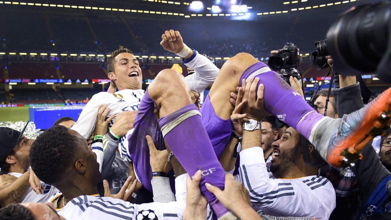 Die Spieler von Real Madrid ließen ihren Superstar Cristiano Ronaldo hochleben.