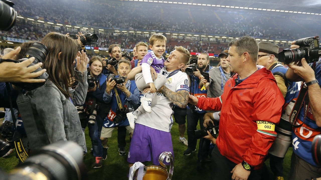 Toni Kroos feierte mit seinem Sohn.