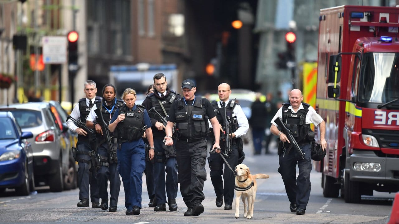 Schwer bewaffnete Polizisten patrouillieren im Bereich um die London Bridge und den Borough Market.