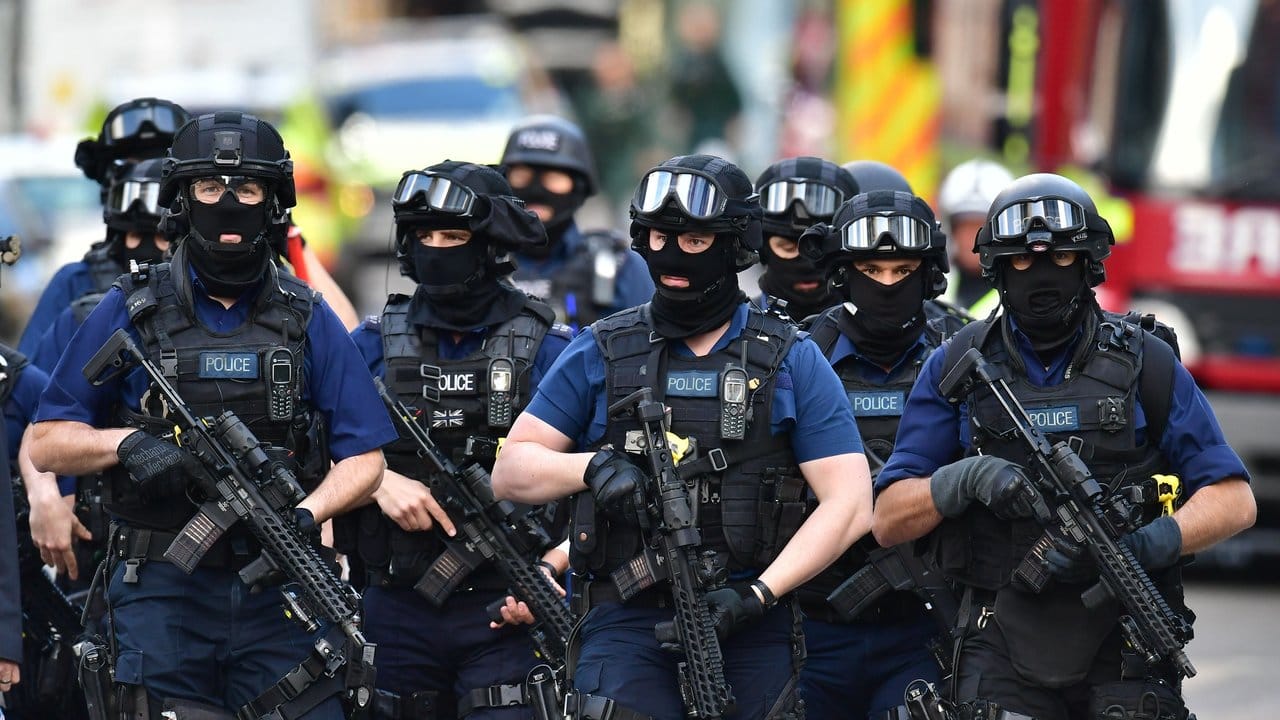 Die Polizei behandelt die Angriffe als "terroristische Vorfälle".