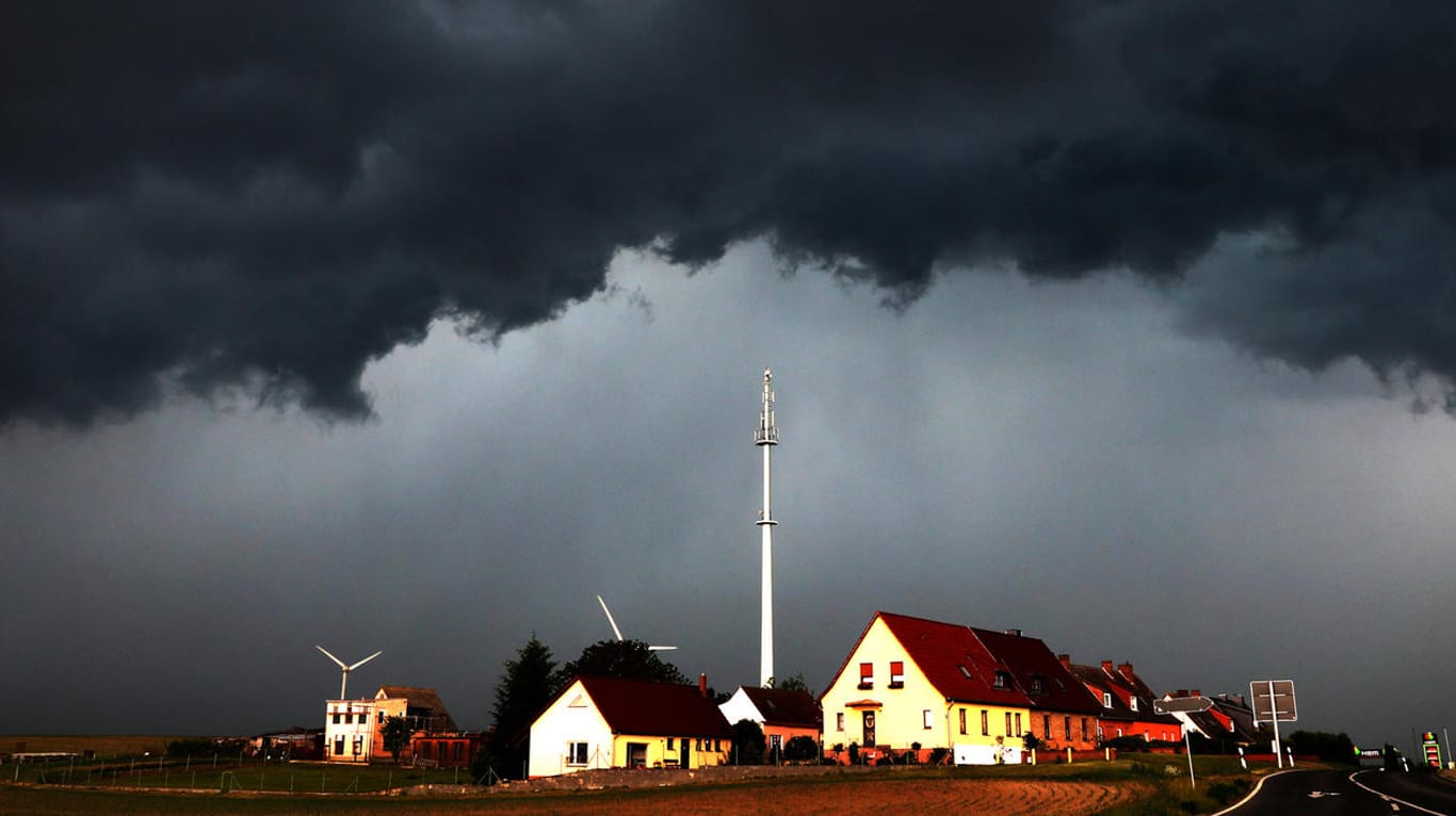 Dunkle Gewitterwolken über Penzlin (Mecklenburg-Vorpommern)