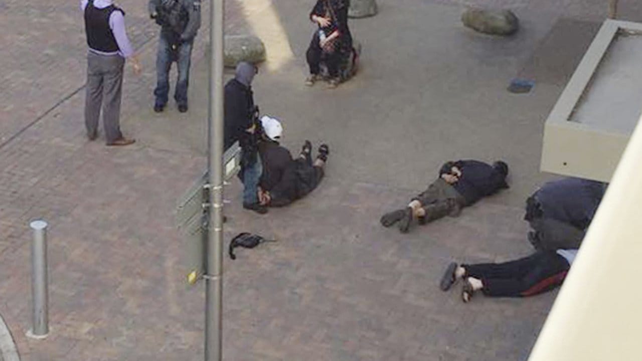 Polizisten nehmen im Stadtteil Barking in London drei Personen fest.