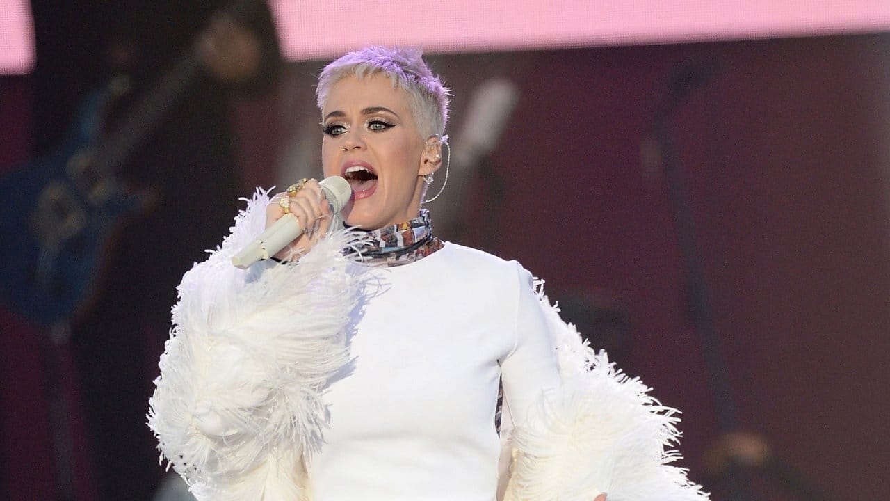 Katy Perry ganz in Weiß. Katy Perry ganz in Weiß.