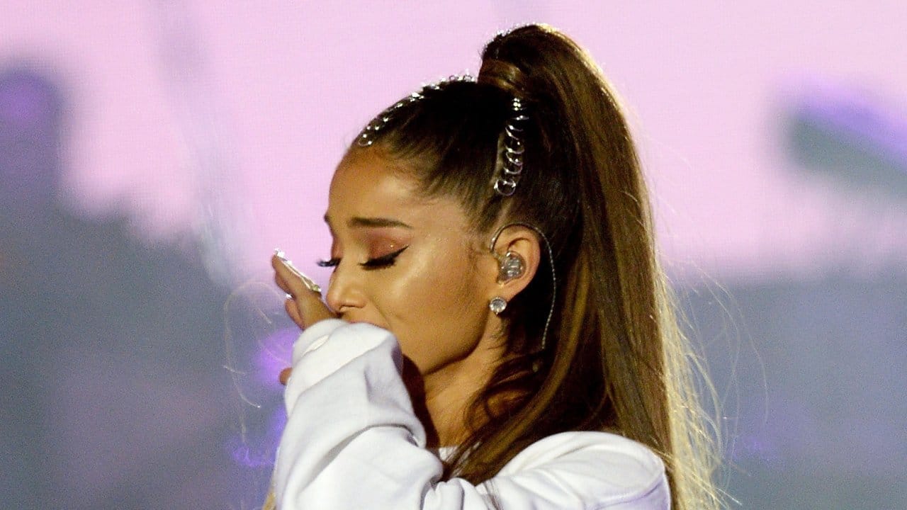 Tränen der Rührung: Ariana Grande. Tränen der Rührung: Ariana Grande.