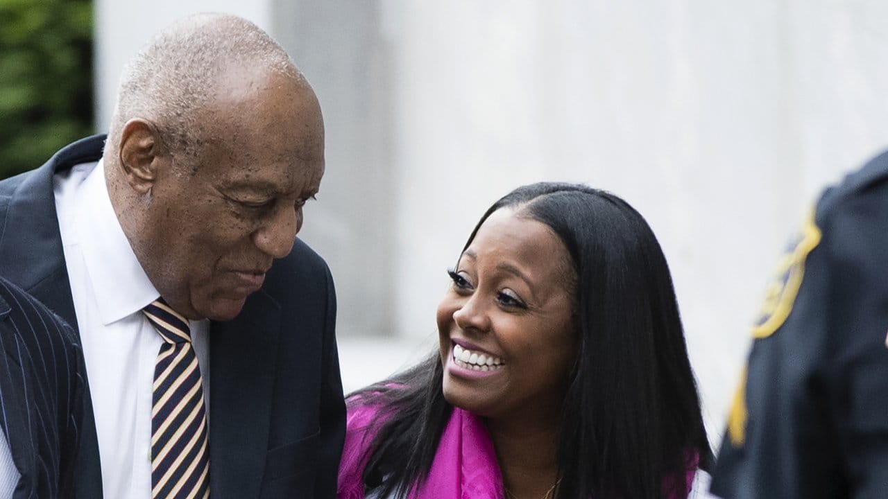 Keshia Knight Pulliam stand mit Bill Cosby vor der Kamera. Keshia Knight Pulliam stand mit Bill Cosby vor der Kamera.