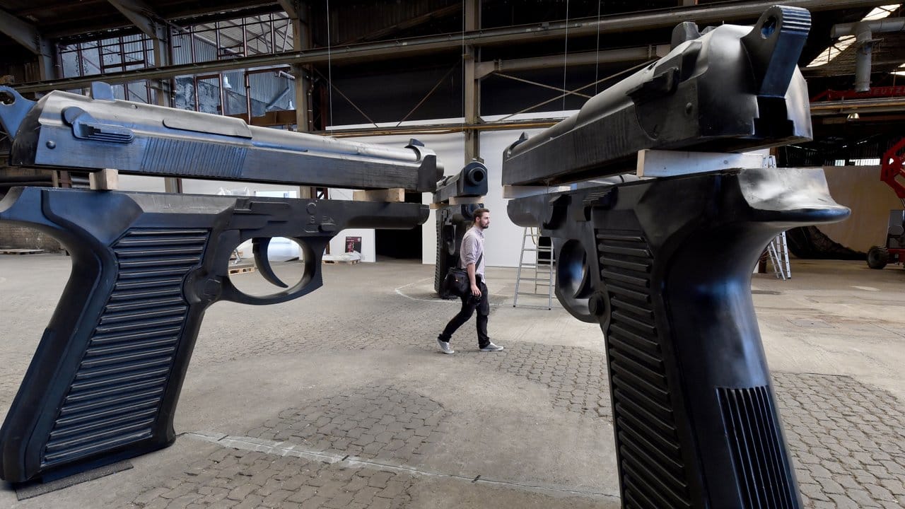 Die Installation "Gun" von David Černý.