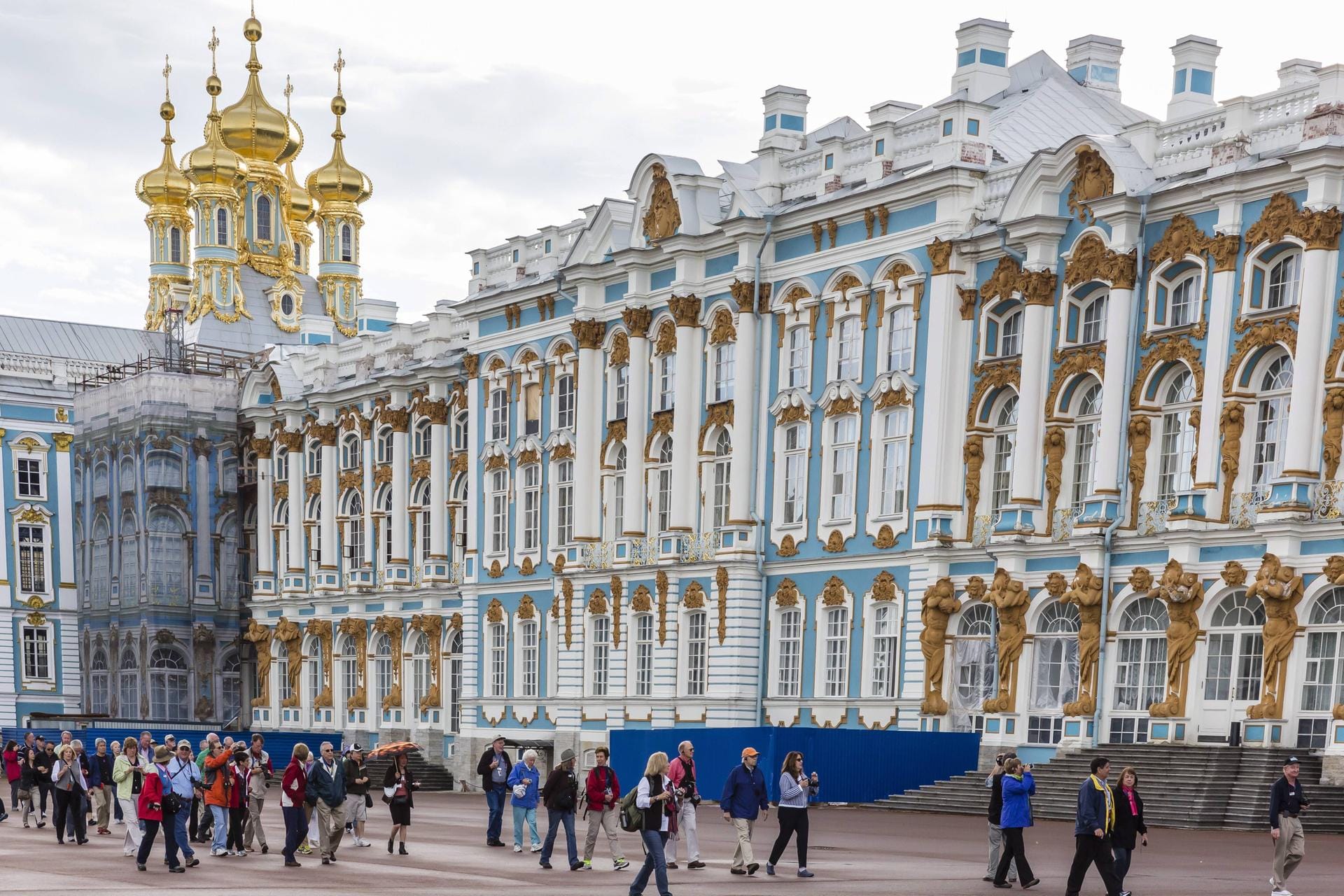 Der Eingang zum Katharinenpalast in St. Petersburg.
