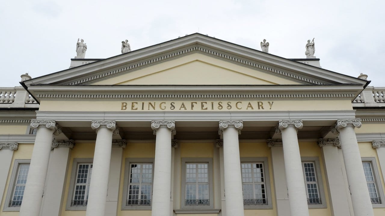Banu Cennetoglu hat dem Museum Fridericianum eine neue Inschrift gegeben. Banu Cennetoglu hat dem Museum Fridericianum eine neue Inschrift gegeben.