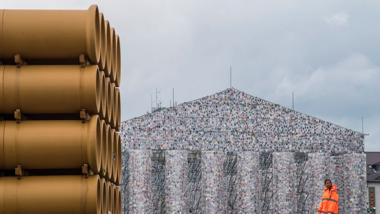 Blickfang in Kassel: Das Röhren-Kunstwerk von Hiwa K. Blickfang in Kassel: Das Röhren-Kunstwerk von Hiwa K.