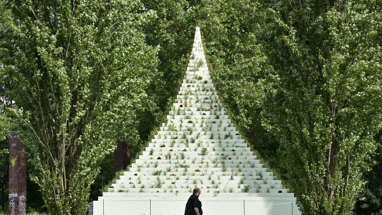 Kunst und Natur: Die Skulptur "The Living Pyramid" von Agnes Denes. Kunst und Natur: Die Skulptur "The Living Pyramid" von Agnes Denes.