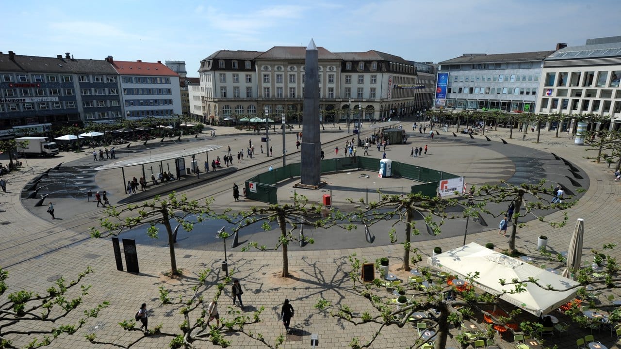 Olu Oguibes Obelisk auf dem Königsplatz in Kassel. Olu Oguibes Obelisk auf dem Königsplatz in Kassel.