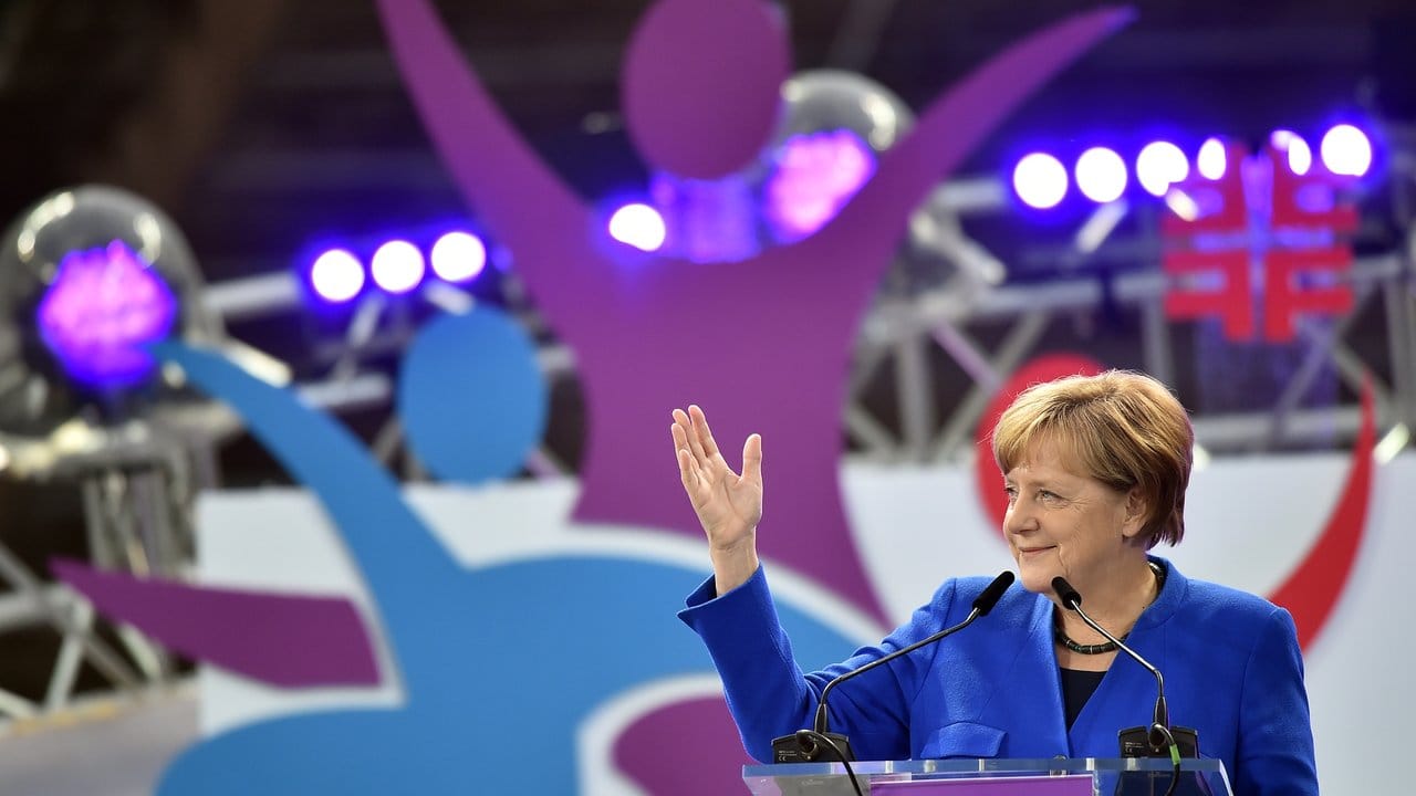 Angela Merkel spricht in Berlin bei der Stadiongala im Olympiastadion.