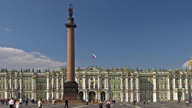 Die Alexandersäule vor dem Winterpalast in St. Petersburg.