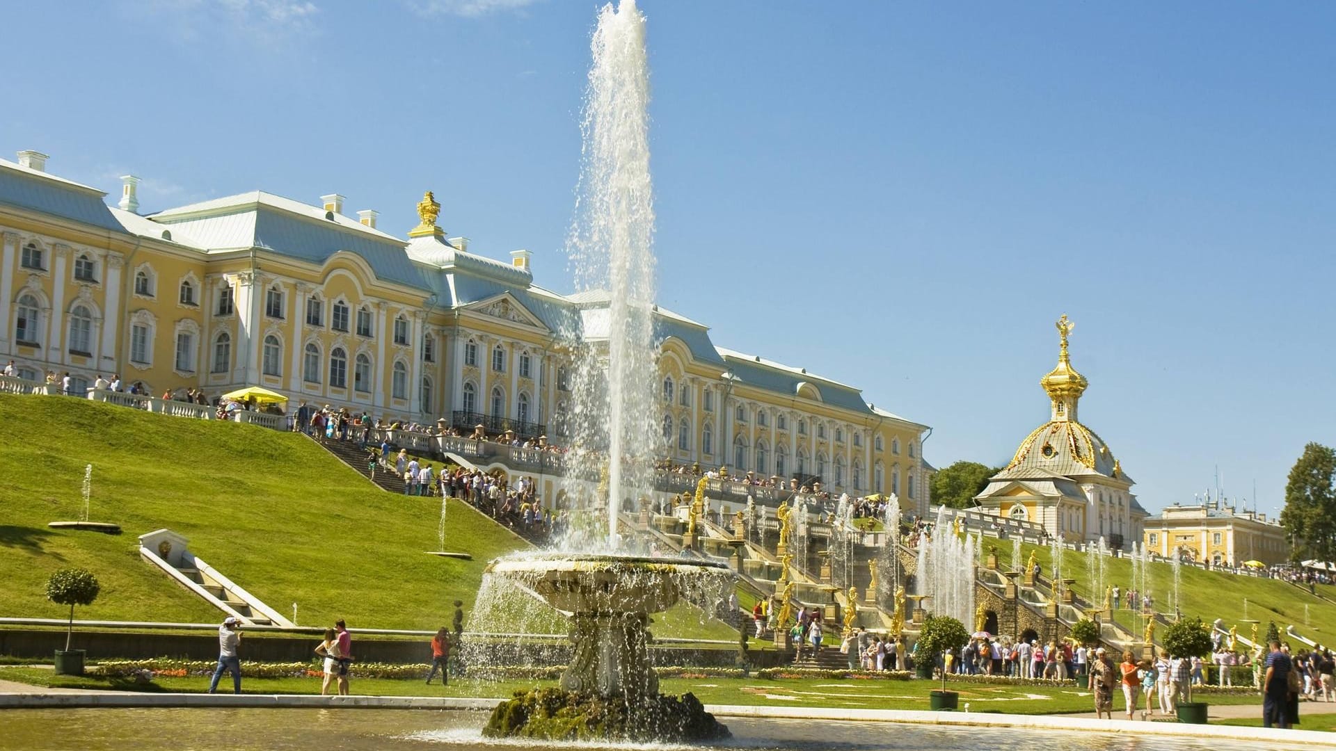 Einer der zahllosen Brunnen und die Große Kaskade in Schloss Peterhof.