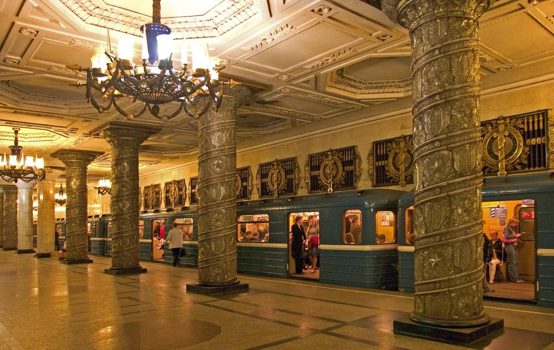 Mit reich verzierten Säulen ausgestattete Metrostation in St. Petersburg.