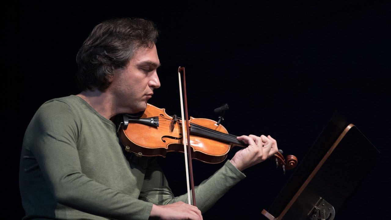 Der Violinist Ali Moraly, der 2013 aus Syrien geflohen ist, spielt einen Ausschnitt aus "Quatrain".