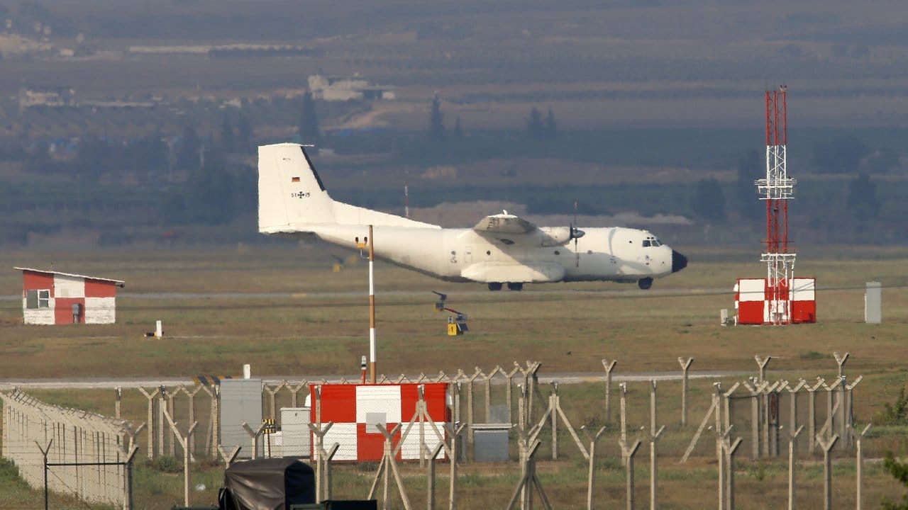 Eine Frachtmaschine der Bundeswehr landet auf der Luftwaffenbasis Incirlik. Eine Frachtmaschine der Bundeswehr landet auf der Luftwaffenbasis Incirlik.