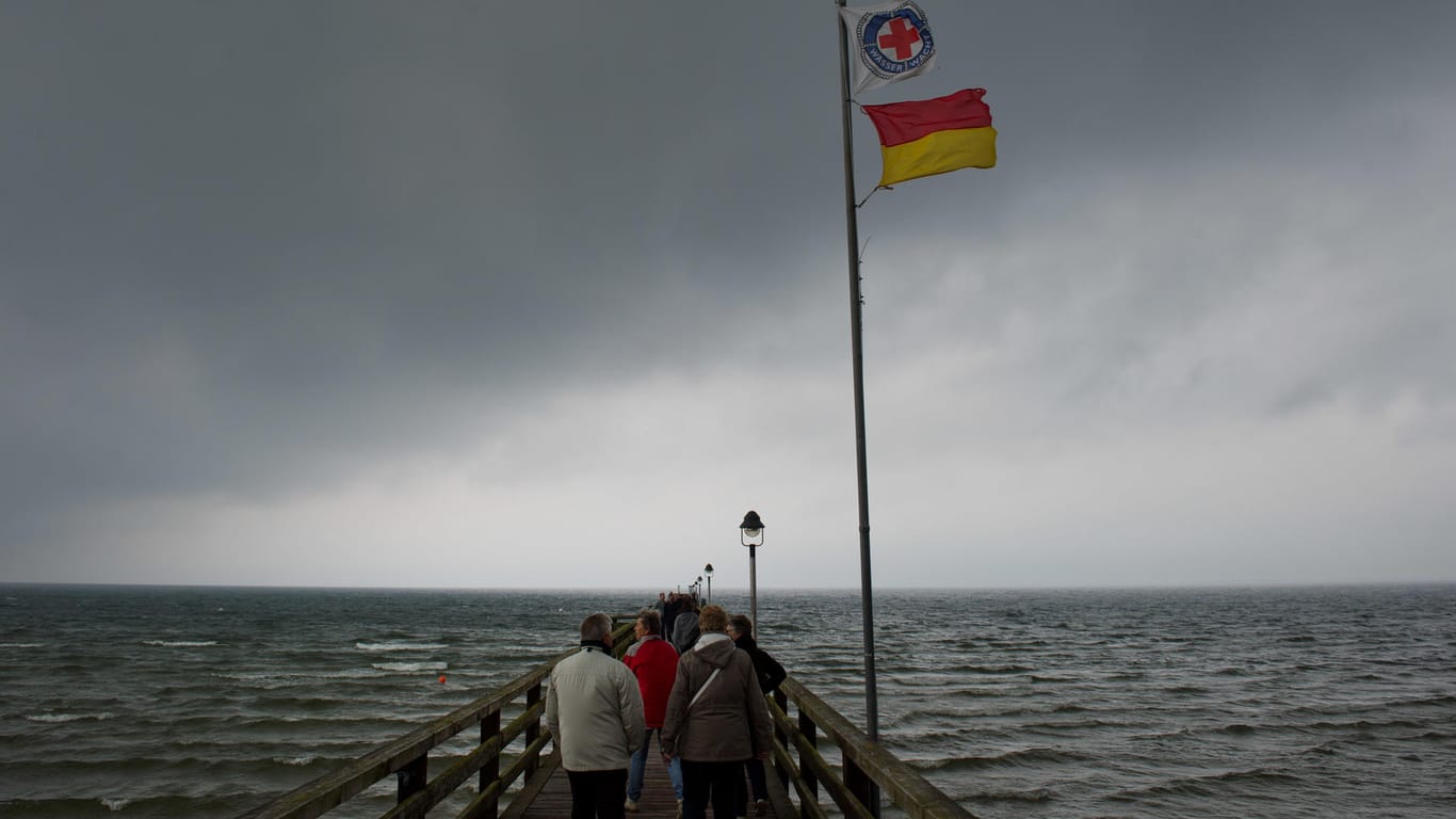 Tief Ingraban hat Norddeutschland weiter im Griff. Dunkle Wolken ziehen am Strand des Seebades Lubmin (Mecklenburg-Vorpommern) über die Seebrücke.