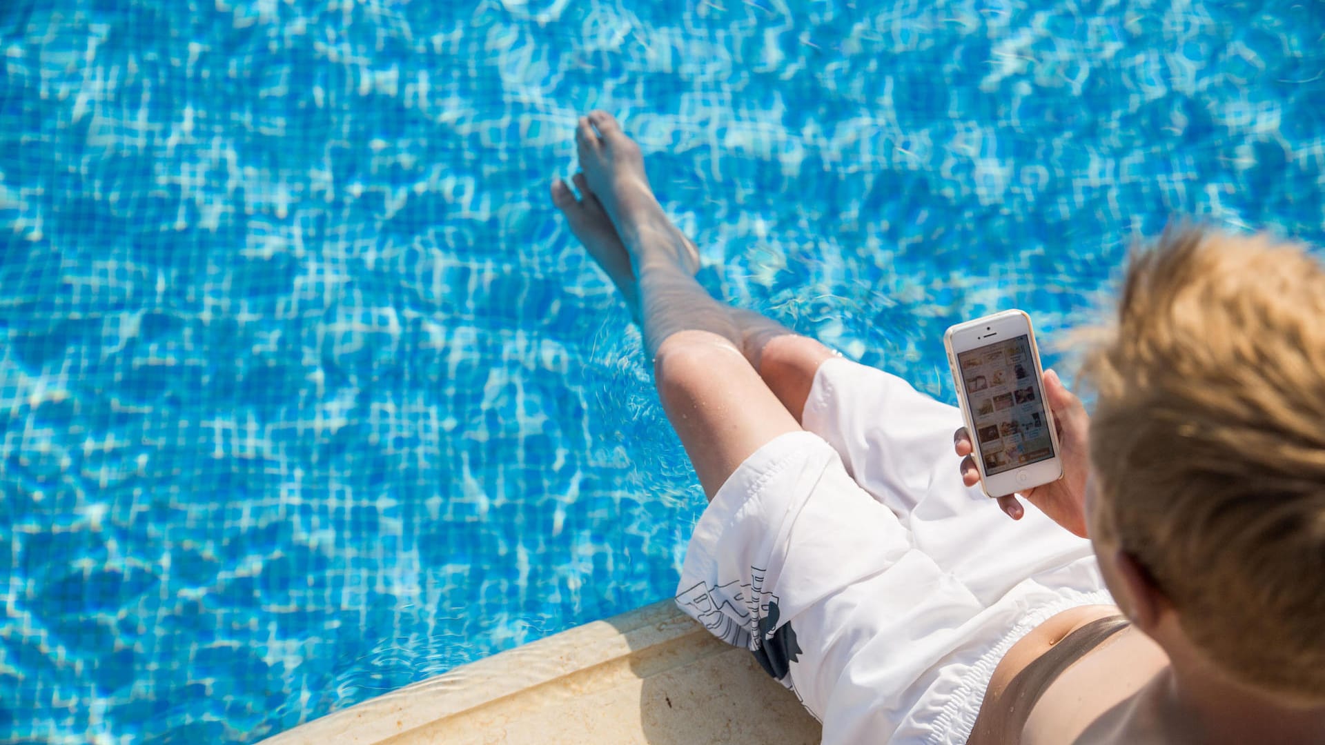 Bei einer kleinen Erfrischung am Pool lassen sich ganz bequem die nächsten Reiseziele erkunden.