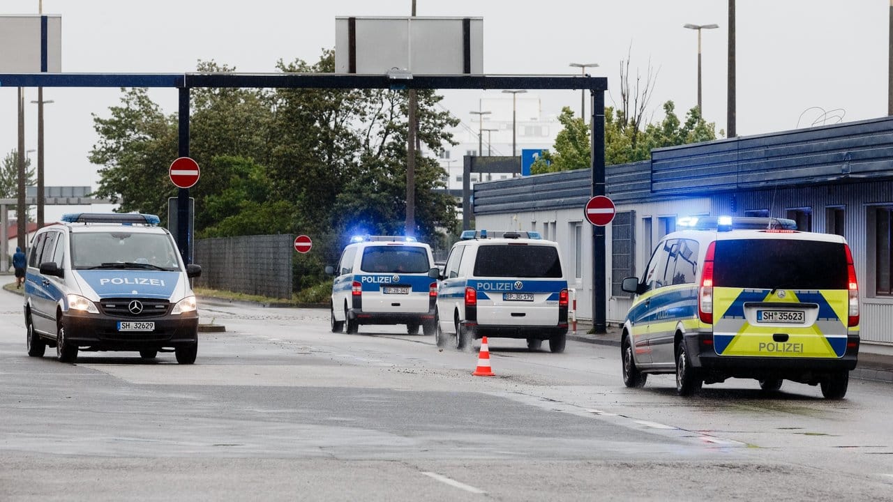 Polizeifahrzeuge sperrten am Mittwoch die Zufahrt zum Fährhafen in Puttgarden ab. Polizeifahrzeuge sperrten am Mittwoch die Zufahrt zum Fährhafen in Puttgarden ab.