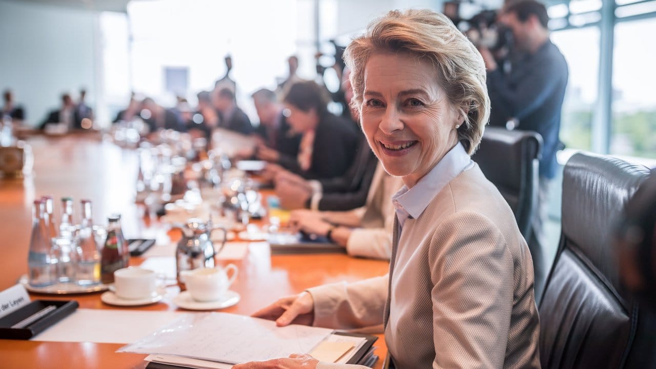 Verteidigungsministerin Ursula von der Leyen vor Beginn der Sitzung des Bundeskabinetts im Kanzleramt. Verteidigungsministerin Ursula von der Leyen vor Beginn der Sitzung des Bundeskabinetts im Kanzleramt.