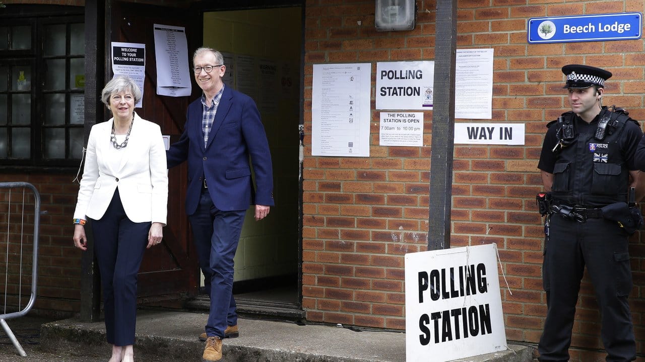 Premierministerin Theresa May und ihr Ehemann Philip nach der Stimmabgabe in Maidenhead.