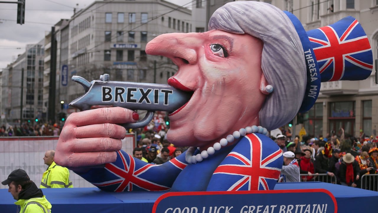 So sahen es die Düsseldorfer Karnevalisten im Februar: Regierungschefin Theresa May entleibt sich mit dem Brexit selbst.
