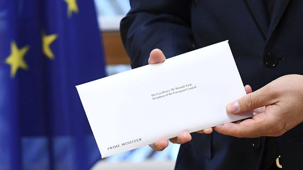 EU-Ratspräsident Donald Tusk präsentiert in Brüssel das Schreiben von Premierministerin May zum EU-Austritt von Großbritannien.