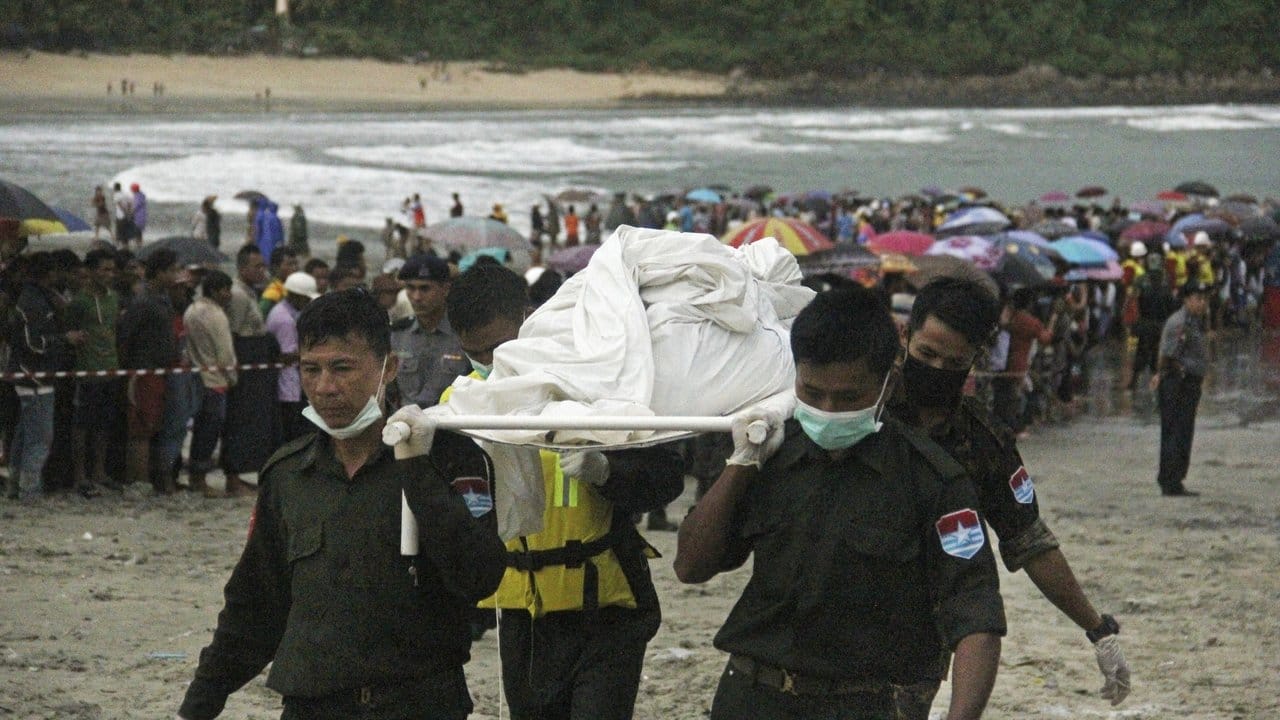 Die Leichen wurden von Fischerbooten an die Küste von Myanmar gebracht. Die Leichen wurden von Fischerbooten an die Küste von Myanmar gebracht.