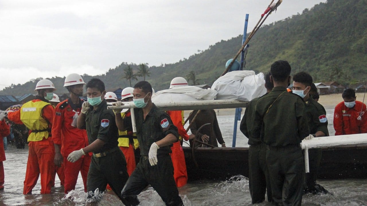 Rettungskräfte bergen Leichen: Beim Absturz einer Militärmaschine vor der Küste von Myanmar sind vermutlich alle 122 Insassen ums Leben gekommen. Rettungskräfte bergen Leichen: Beim Absturz einer Militärmaschine vor der Küste von Myanmar sind vermutlich alle 122 Insassen ums Leben gekommen.