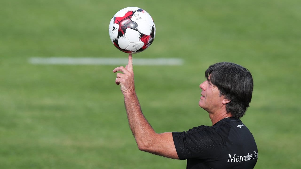 Bundestrainer Joachim Löw jongliert in Herzogenaurach beim Training mit einem Ball.